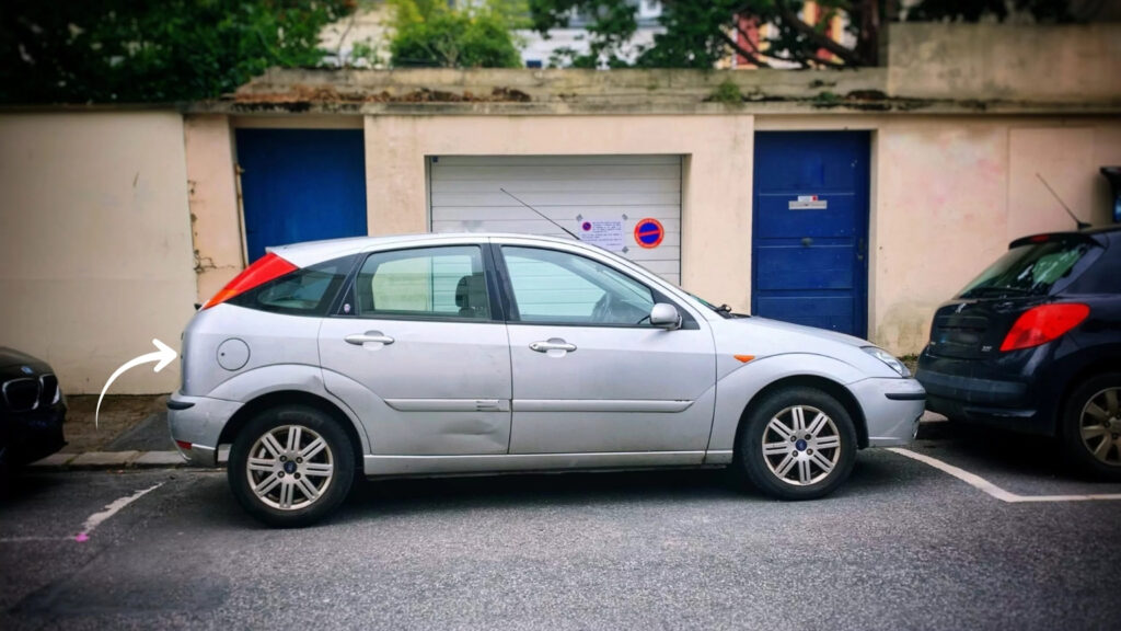 Devant votre propre garage, votre voiture peut être verbalisée : la règle du Code de la route qui surprend